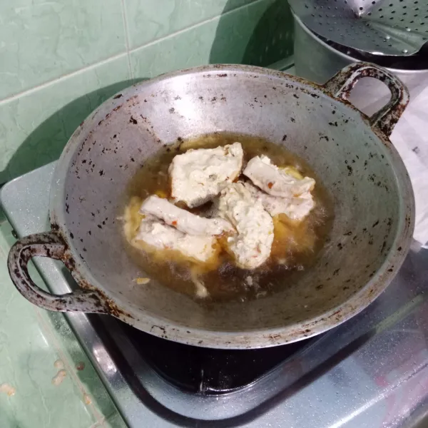 Goreng sampai matang kuning keemasan