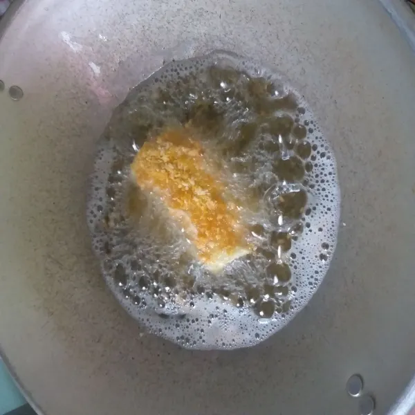 Siapkan minyak panas, goreng hingga kuning keemasan.