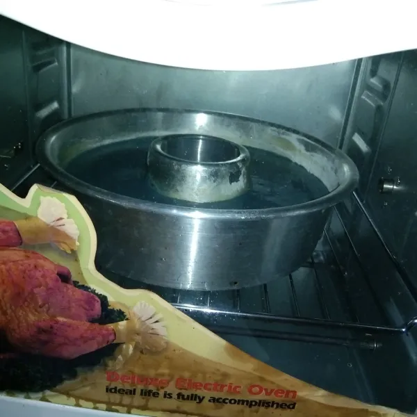 Oven dengan suhu 150°C selama 20 menit atau bisa disesuaikan dengan oven masing-masing. Bila sudah matang, keluarkan dan tunggu hingga dingin. Sajikan.