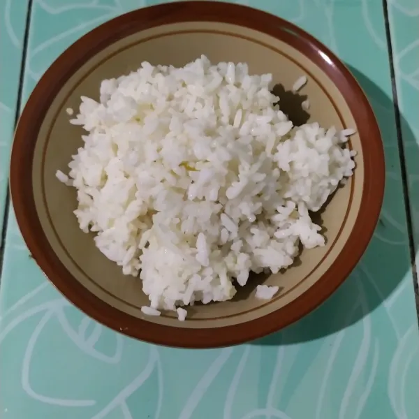 Siapkan 1 mangkok nasi