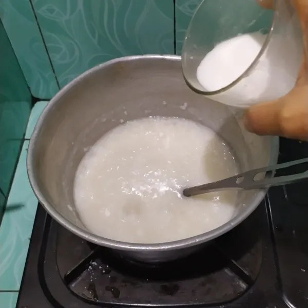 Tambahkan larutan tepung jagung, aduk hingga mengental, sajikan selagi hangat dengan aneka toping