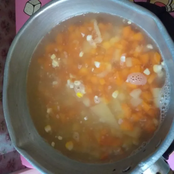 Rebus wortel, kentang, dan jagung hingga empuk, tiriskan.