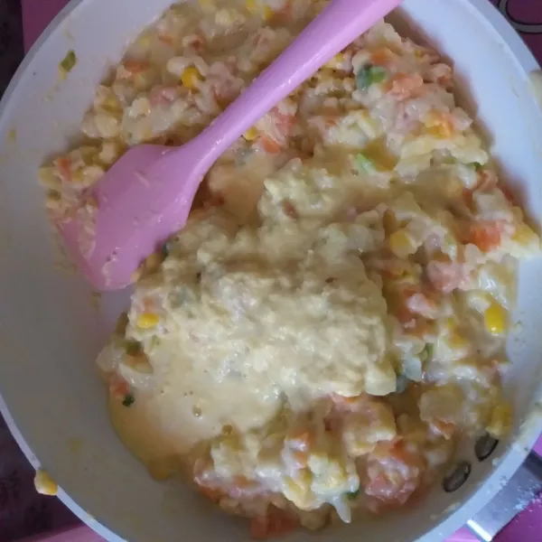 Panaskan butter margarin, kemudian tumis bawang bombai dan bawang putih cincang hingga harum. Masukan tepung aduk hingga berbutir, setelah itu masukan susu cair sedikit demi sedikit hingga kental, terakhir masukan sayuran dan puree jagung, serta bumbu-bumbu, aduk rata.