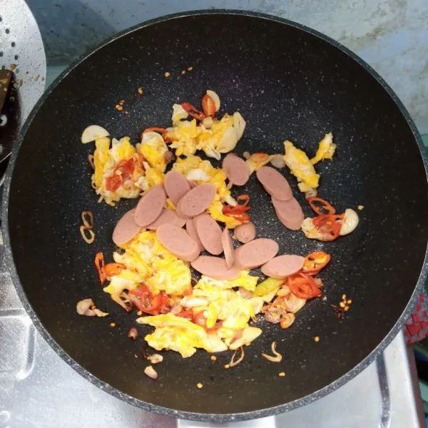 Masukan sosis. Aduk rata.