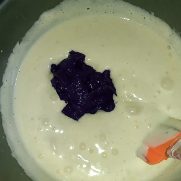 Masukkan ubi ungu yang sudah diblender tadi.