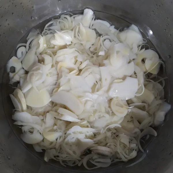 Cuci bersih rebung lalu rebus sampai mendidih kemudian angkat dan masukkan ke dalam air es.