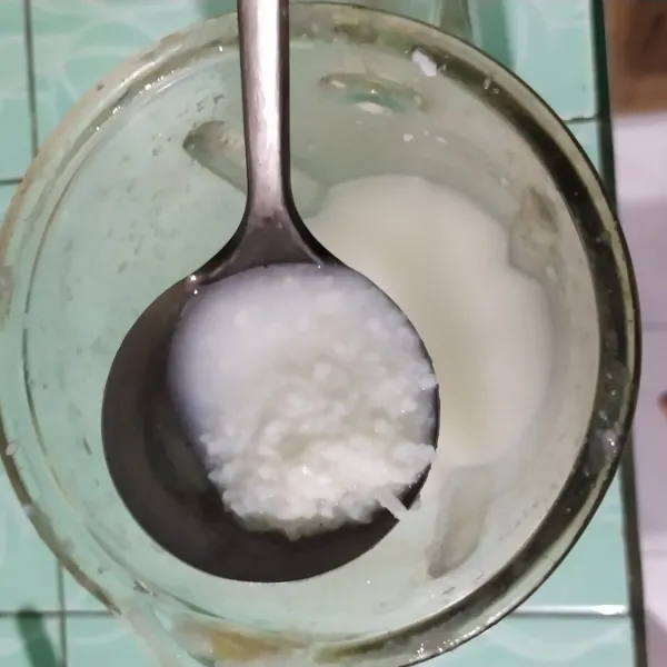 Blender nasi dengan 1 ½ gelas air, cukup 2x putaran, msh ada tekstur nasinya