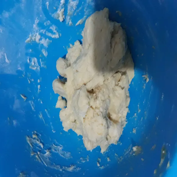 Campur semua bahan WATER DOUGH lalu uleni hingga setengah kalis. Kemudian diamkan selama 15 menit sambil ditutup plastik.