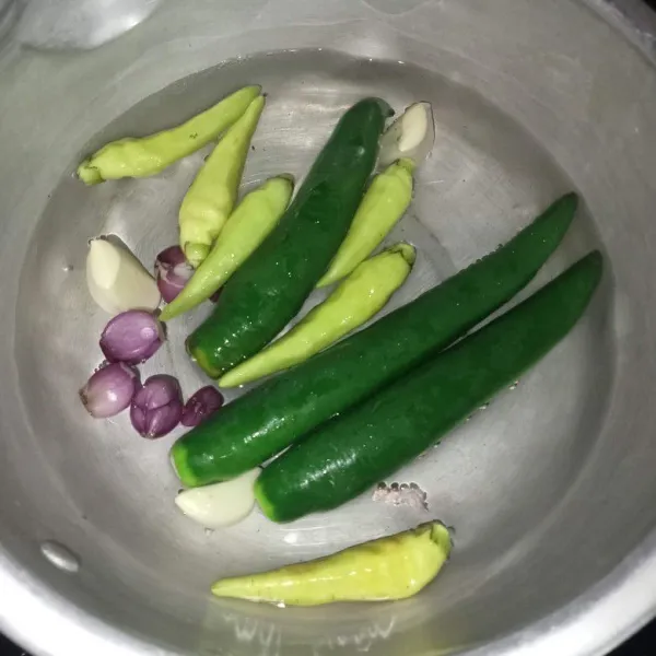 Rebus cabai, bawang merah dan bawang putih hingga layu.