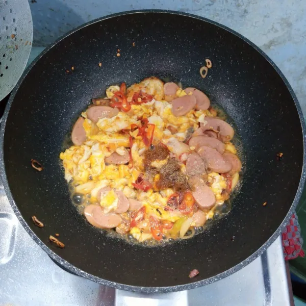 Tambahkan air, gula, garam, lada bubuk dan bumbu kare instan. Aduk rata. Masak sampai mendidih.