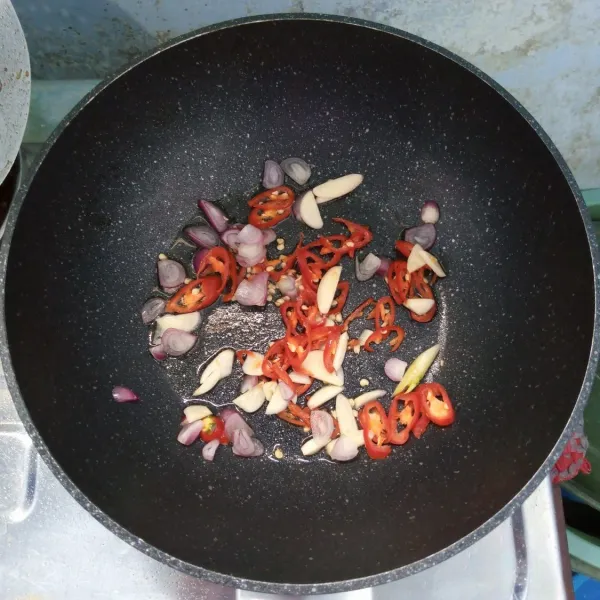 Tumis bawang merah, bawang putih dan cabai merah besar sampai harum dan layu.