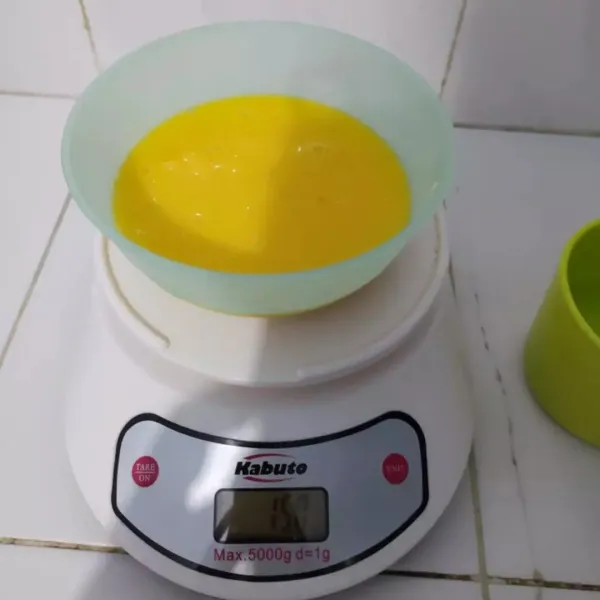 Kocok lepas telur, kemudian timbang dengan ukuran 150 gram (sisanya bisa untuk olesan).