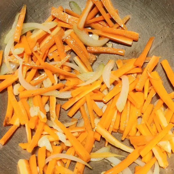 Masukkan wortel aduk sebentar sampai wortel berubah sedikit layu.