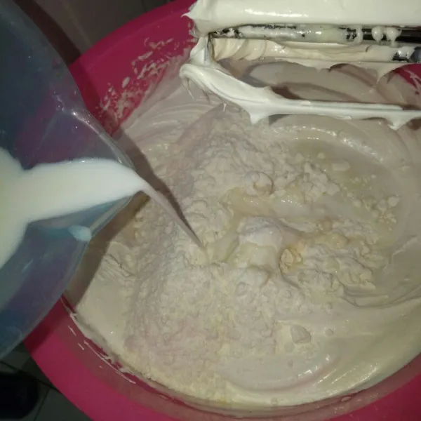 Ayak tepung terigu, masukan ke wadah adonan disusul bergantian dengan santan. Mixer dengan speed rendah sampai tercampur rata