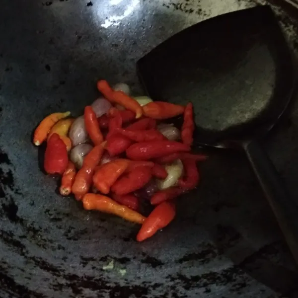 Panaskan minyak, goreng bawang terlebih dahulu. Masak sampai setengah matang. Kemudian masukan cabe. Masak hingga semua matang.