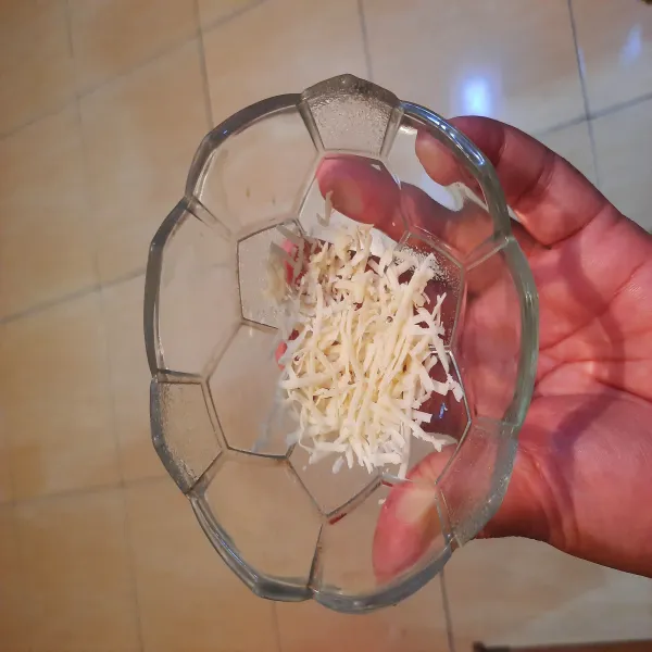 Siapkan keju parut.