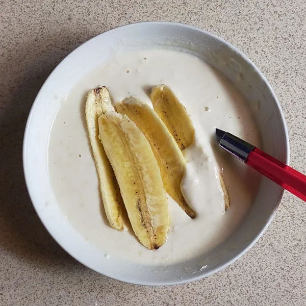 Celupkan pisang pada adonan terigu.