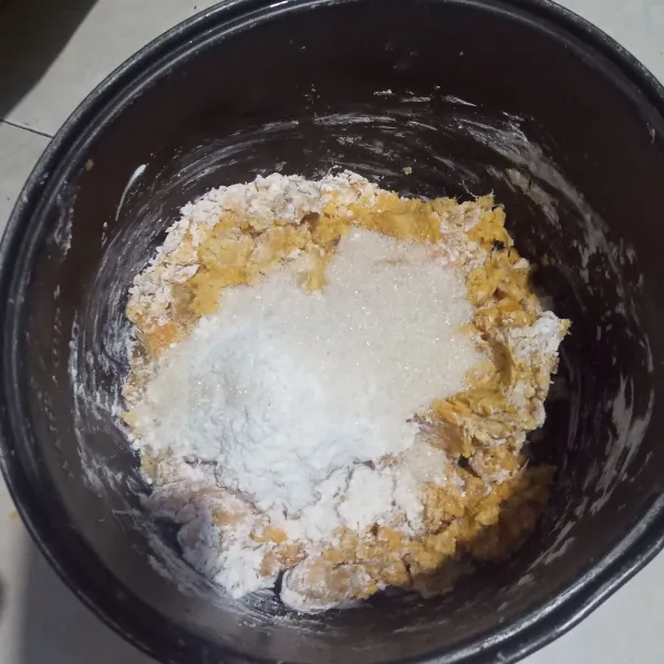 Masukkan gula, garam dan baking powder, aduk rata dan uleni sampai halus dan pulen.