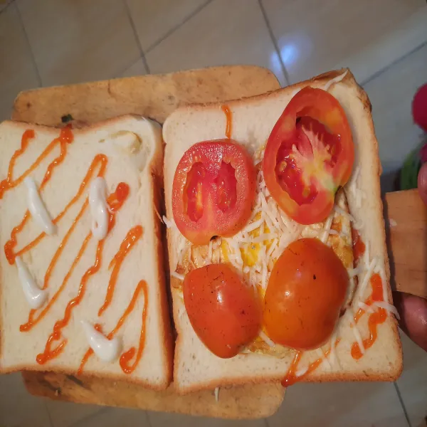 Tata toping diatas roti tawar dan sajikan.