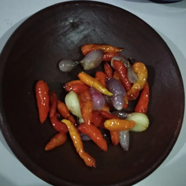 Siapkan cobek. Masukan cabe dan bawang. Tambahkan garam dan gula, ulek kasar.