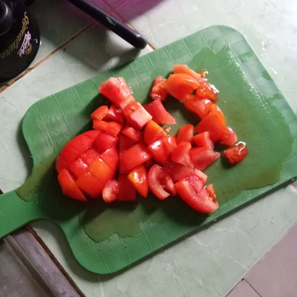 Potong tomat kecil-kecil.
