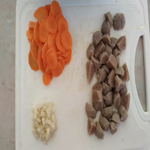 Cincang bawang putih, potong bakso dan wortel sesuai selera.