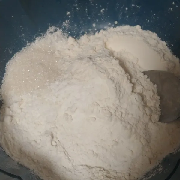 Campur bahan tepung jadi satu di dalam wadah, tambahkan gula pasir dan garam.