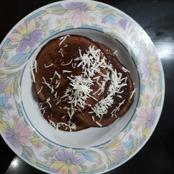 Baluri pancake dengan keju parut dan pancake coklat siap disajikan.
