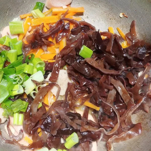 Jika wortel sudah matang, masukkan jamur kuping dan daun bawang aduk sampai merata dan tercampur.