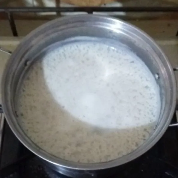 Setelah beras ketan mengembang (jangan dulu di angkat beras ketannya). Didihkan dulu air bersama santan dan beri garam (hingga airnya berasa gurih). Masak hingga mendidih.