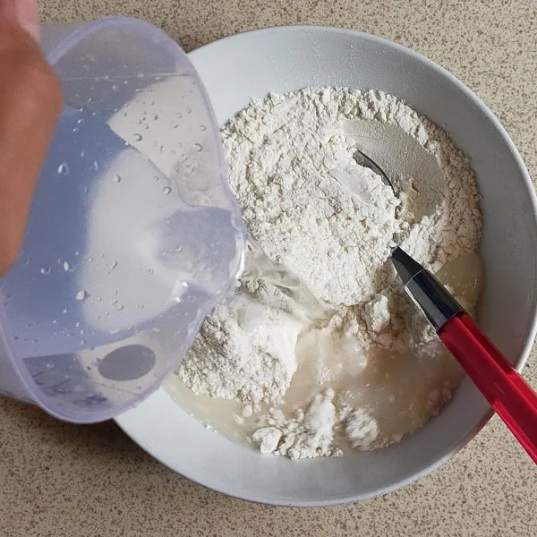 Campur tepung terigu, susu bubuk, gula pasir dan garam lalu tambahkan air aduk rata.