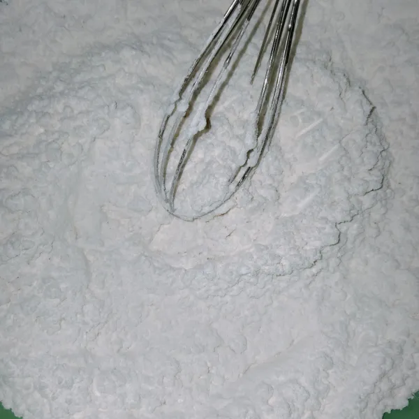 Campurkan tepung terigu, tepung maizena, dan baking powder