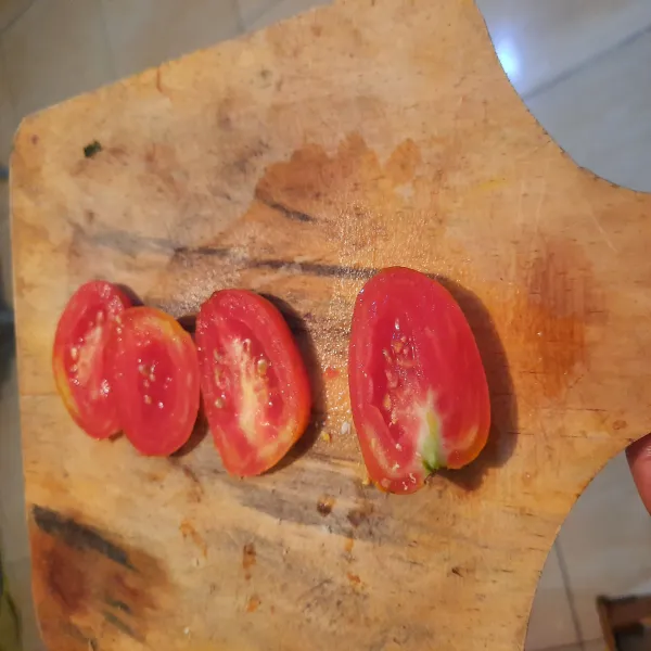 Iris tomat menjadi beberapa bagian.