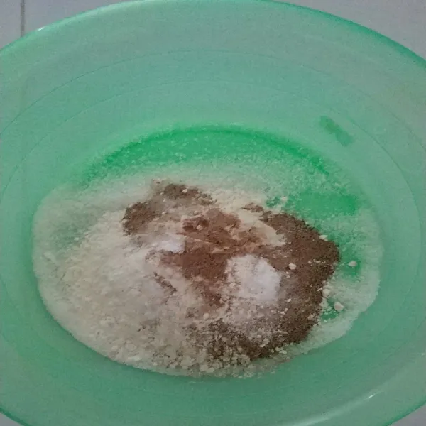 Campur tepung terigu, coklat, gula, baking powder dan garam sampai rata.