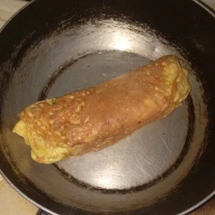 Goreng telur sampai matang dan kecoklatan. Angkat dan potong-potong.