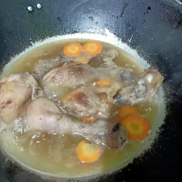 Masukkan irisan wortel ke wajan yang berisikan ayam.