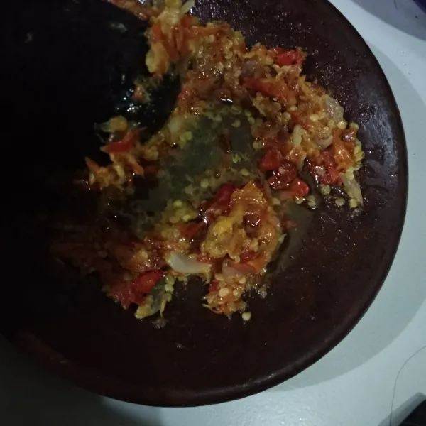 Masukan minyak sisa menggoreng cabe. Siap disajikan dengan lalapan.