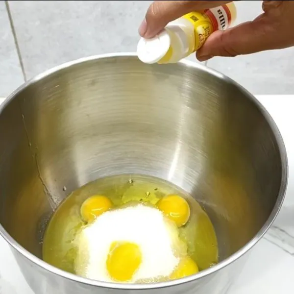 Mixer telur, gula pasir, tbm dan vanili.