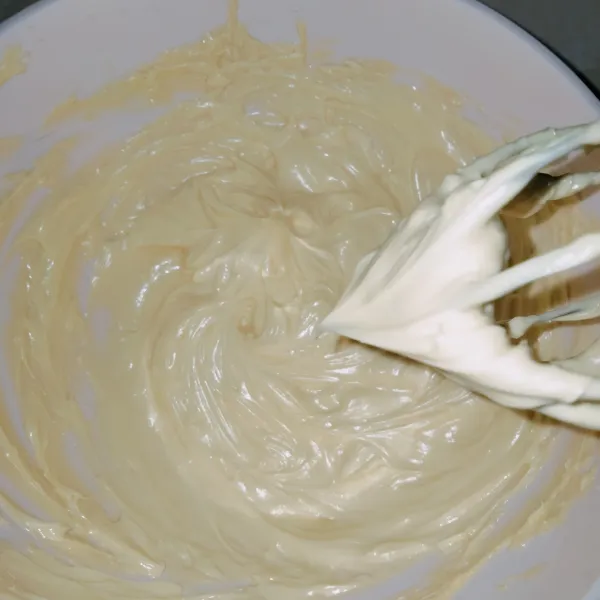 Kocok margarin hingga mengembang dengan whisker
