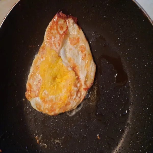 Lelehkan margarin dan masak telur sampai kematangan yang diinginkan.