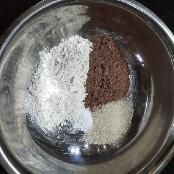 Masukkan tepung terigu, gula, baking powder dan minuman kemasan coklat lalu aduk rata.