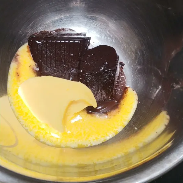 Saus coklat lelehkan dark chocolate dengan margarin dengan cara di tim.