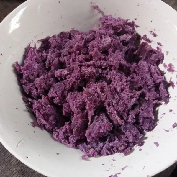 Kukus ubi ungu hingga matang, lalu haluskan selagi panas.