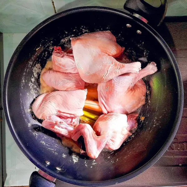 Masukkan potongan bebek, tumis sebentar kemudian masukkan air kelapa dan bumbui dengan garam, gula, lada serta penyedap rasa sesuai selera. Ungkep dengan api sedang sampai bebek empuk dan kuah menyusut.