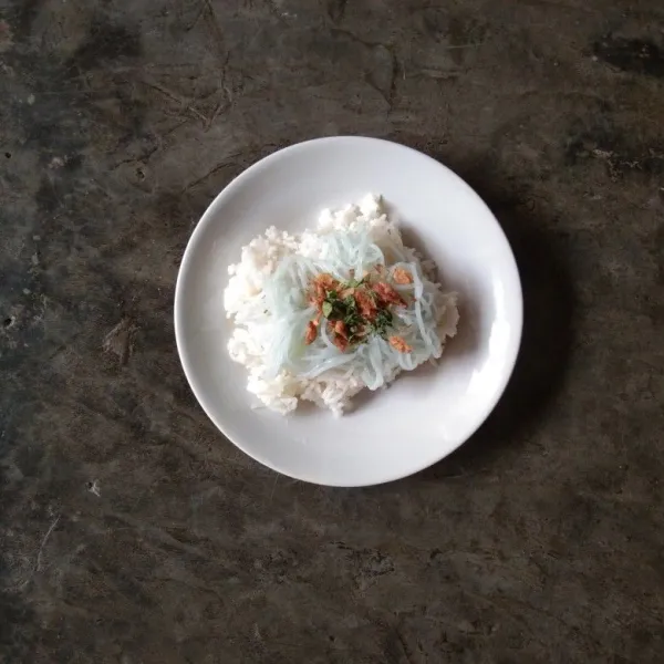 Siapkan nasi putih, beri mie bihun, daun seladri, bawang goreng dan juga jeruk nipis. Sajikan soto kikil di mangkuk terpisah.