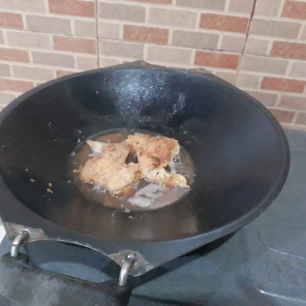 goreng ayam dengan minyak panas hingga matang kecoklatan lalu angkat dan tiriskan.