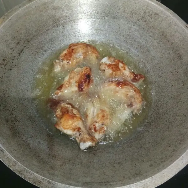Lalu goreng ayam dalam minyak panas hingga matang, tiriskan.