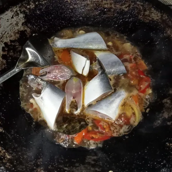 Masukan ikan bandeng, garam, lada bubuk dan kaldu jamur.