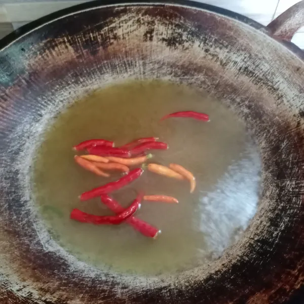 Rebus cabe dan bawang sampai layu menggunakan air sisa rebusan kangkung. Angkat.
