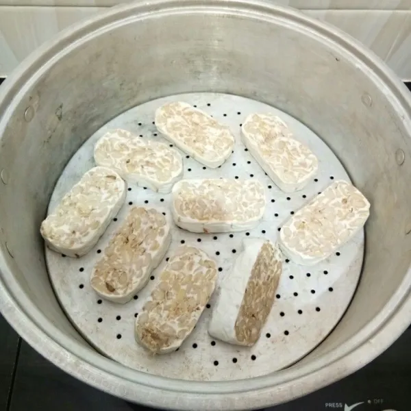 Potong tempe, lalu kukus selama 15 menit, angkat.